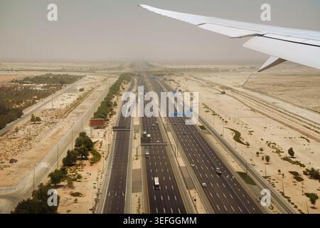 Skyline von Abu Dhabi aus einem Flugzeug während eines Sandsturms. Stockfoto
