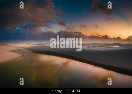 Aus der Vogelperspektive der riesigen weißen Sanddünen und Süßwasserlagunen des Parque Nacional dos Lencois Maranhenses während eines goldenen Sonnenuntergangs Lencois Maranhenses, Stockfoto