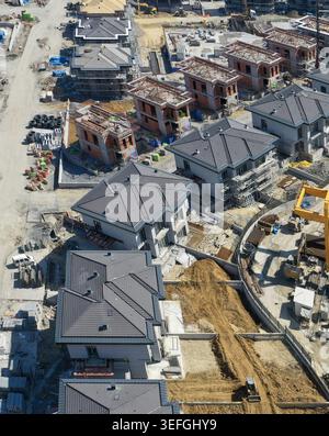 Blick aus der Vogelperspektive auf eine moderne Wohnbaustelle mit Villen mit grauen Dächern und Ziegelwänden in Avcilar, Istanbul, Turk Stockfoto