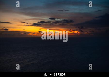 Panoramauntergang über dem Indischen Ozean von Uluwatu Klippen, Bali, Indonesien Stockfoto