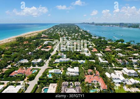 Blick aus der Vogelperspektive auf luxuriöse Anwesen am Wasser und üppiges tropisches Grün entlang der Halbinsel zwischen dem Atlantischen Ozean und dem Intracoastal Waterway in Pa Stockfoto