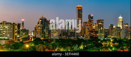 Wunderschöne Stadtlandschaft in der Dämmerung des Finanzviertels Bangkok und des Lumphini Parks, vom Dusit Central Park aus gesehen. Stockfoto