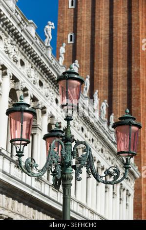 Place Saint Marc a Venise tot le matin avant l'arrivee des groupes de touristes. Le campanile de la Place Saint-Marc | Markusplatz in Venedig BE Stockfoto