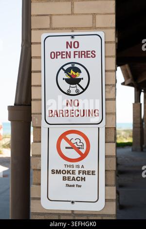 Kein offenes Feuer, kein Grill, Rauchverbot am Strand – vertikale Aufnahme, Konzept für öffentliche Sicherheit Stockfoto