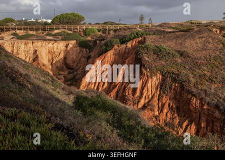 Küstenlandschaft mit Schlucht in der Region Algarve in Lagos, Südportugal. Stockfoto