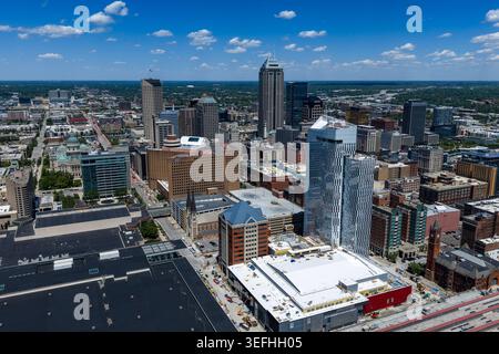 Aus der Vogelperspektive von Indianapolis, Indiana, mit der pulsierenden Skyline der Innenstadt, dem White River, historischen Sehenswürdigkeiten, Sportstätten und dem geschäftigen Verkehrsknotenpunkt Crossroads of America. Stockfoto