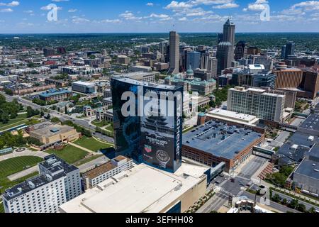 Aus der Vogelperspektive von Indianapolis, Indiana, mit der pulsierenden Skyline der Innenstadt, dem White River, historischen Sehenswürdigkeiten, Sportstätten und dem geschäftigen Verkehrsknotenpunkt Crossroads of America. Stockfoto