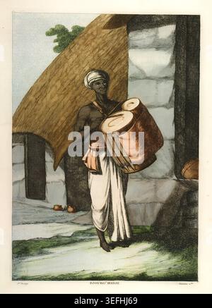 Indischer Straßenmusiker in Turban und Dhoti, der eine Dhol-Trommel spielt und traditionelle Volksmusik in einem handfarbenen Vintage-Gravur aufführt, der an das kulturelle Erbe und den Festivalrhythmus erinnert. Von Frans oder Francois Balthazar Solvyns (1760-1824) Stockfoto