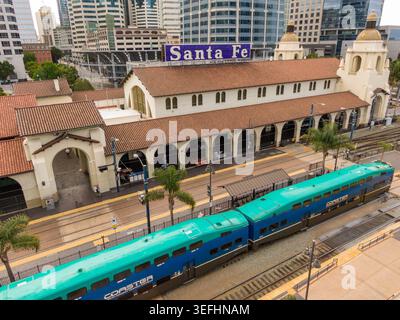 Pendelbezugzug im historischen Santa-Fe-Bahnhof in San Diego, Kalifornien Stockfoto
