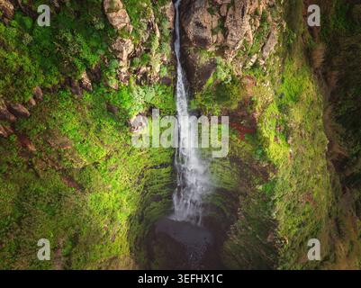Top-Down-Luftaufnahme eines mächtigen Wasserfalls und Deep Rock Basin auf Madeira Stockfoto