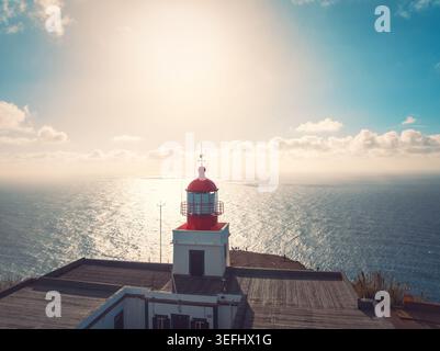 Coastal Lighthouse mit Blick auf den Ocean Horizon auf der Küstenklippe Madeira, Portugal Stockfoto