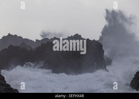 Dramatische Ozeanwellen Stürzen Gegen Sharp Volcanic Rocks Stockfoto