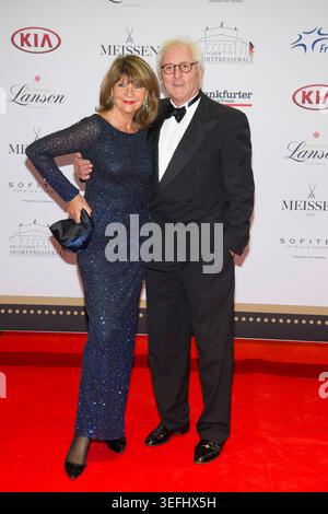 Archivfoto: Der Schauspieler Günther Maria HALMER ist im Alter von 83 Jahren gestorben, Günther Maria HALMER, GoÂ¼nther, Schauspieler, mit Ehefrau Claudia, roter Teppich, Red Carpet Show, 35. Deutscher Sportpresseball in der Alten Oper Frankfurt, 05.11.2016. Ã *** Archivfoto der Schauspieler Günther Maria HALMER ist im Alter von 83 Jahren gestorben, Günther Maria HALMER, GoÂ¼nther, Schauspieler, mit Frau Claudia, roter Teppich, Roter Teppich Show, 35 Deutscher Sport-Presse-Ball in der Alten Oper Frankfurt, 05 11 2016 Ã Stockfoto