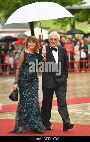 Archivfoto: Der Schauspieler Günther Maria HALMER ist im Alter von 83 Jahren gestorben, Schauspieler Günther Maria HALMER mit Ehefrau Claudia. Eroeffnung der Bayreuther Richard Wagner Festspiele 2017. Roter Teppich am 25.07.2017. Grüner Huegel, Festspielhaus Bayreuth. Ã *** Archivfoto der Schauspieler Günther Maria HALMER ist im Alter von 83 Jahren gestorben, Schauspieler Günther Maria HALMER mit Frau Claudia Eröffnung des Bayreuther Richard Wagner Festivals 2017 Roter Teppich am 25 07 2017 Grüner Huegel, Festspielhaus Bayreuth Ã Stockfoto