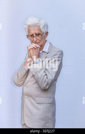 Dr. Jim Swire, ein älterer Mann steht vor einem einfachen Hintergrund Stockfoto
