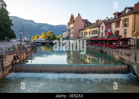 Der Fluss Thiou, Annecy, Département Haute-Savoie in der Region Rhône-Alpes im Südosten Frankreichs. Stockfoto
