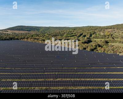 Die Luftaufnahme zeigt riesige Solarpaneele in einer ländlichen Landschaft, die erneuerbare Energie erzeugt. An diesem Standort wird Sonnenlicht zur Erzeugung sauberer Energie genutzt. Stockfoto