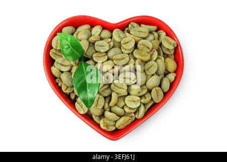 Grüne Kaffeebohnen in Keramikschale isoliert auf weißem Hintergrund. Draufsicht Stockfoto