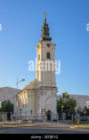 In der Altstadt von Novi Sad, Serbien, erhebt sich eine prominente serbisch-orthodoxe Kirche, die ihre historische Architektur zeigt. Das Gebäude verfügt über eine Diode Stockfoto