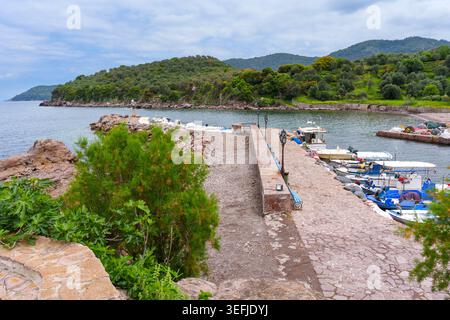 Skala Sikamineas, Griechenland - 23. April 2026: Hafen und Steinpier mit traditionellen Fischerbooten im ruhigen Küstendorf Skala Sikamine Stockfoto