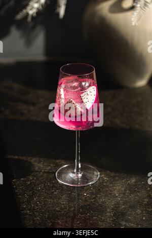 Rosa Drachenfrucht-Cocktail im Sonnenlicht Stockfoto