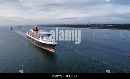 Luftaufnahme der Drohne des Kreuzfahrtschiffes Cunard Queen Mary 2, das am 15. Mai 2026 bei Sonnenaufgang an den Docks von Southampton ankam Stockfoto
