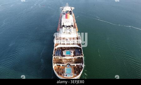 Luftaufnahme der Drohne des Kreuzfahrtschiffes Cunard Queen Mary 2, das am 15. Mai 2026 bei Sonnenaufgang an den Docks von Southampton ankam Stockfoto