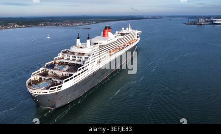 Luftaufnahme der Drohne des Kreuzfahrtschiffes Cunard Queen Mary 2, das am 15. Mai 2026 bei Sonnenaufgang an den Docks von Southampton ankam Stockfoto