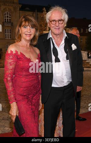 ABB HALMER- Gueünther Maria Halmer der Schauspieler ist im Alter von 83 Jahren gestorben ARCHIVBILD Günther Maria Halmer und Frau Claudia bei der Eröffnung der Bayreuther Festspiele im Festspielhaus Bayreuth, Deutschland, 25. Juli 2019. Bayern Deutschland/Deutschland *** ABB HALMER Gueünther Maria Halmer der Schauspieler ist im Alter von 83 Jahren bei der Eröffnung der Bayreuther Festspiele im Festspielhaus in Bayreuth gestorben, 25. Juli 2019 Bayern Deutschland Deutschland Stockfoto