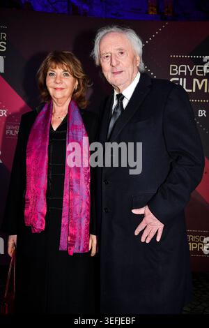 ABB HALMER- Gueünther Maria Halmer der Schauspieler ist im Alter von 83 Jahren gestorben ARCHIVBILD Guenther Maria Halmer und Claudia Halmer Schauspieler mit Ehefrau Ehepaar zu Gast auf dem roten Teppich bei der Verleihung Bayerischer Filmpreis im Prinzregententheater am 24.Januar 2025 in München Bayern Deutschland *** ABB HALMER Gueünther Maria Halmer der Schauspieler starb im Alter von 83 Jahren bei der bayerische Filmpreis und der Schauspieler Claudia Halmer bei der Ehrung mit dem Bayerischen Filmpreis und dem Bayerischen Halmer Maria Halmer Maria Halmer bei der Filmpreis Günther bei der Ehrung Prinzregententheater am 24. Januar 2025 in München Bayern Deutschland Stockfoto