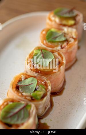 Lachs-Sushi-Brötchen mit frischem Mikrogrün Stockfoto