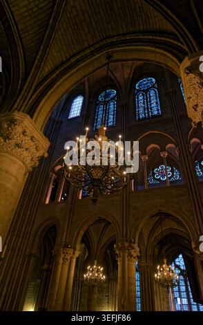 Paris, Frankreich. 9. August 2017: Innenschiff, Säulen, Kronleuchter und Buntglasfenster in der Kathedrale Notre Dame vor dem Brand von 2019. Stockfoto