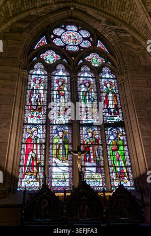 Hohes Buntglasfenster und gotische Innendetails in der Kathedrale Notre Dame in Paris am 9. August 2017. Stockfoto