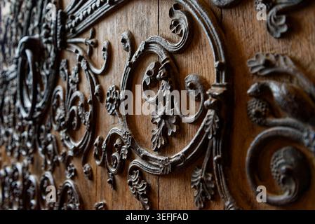 Details eines geschnitzten Holzornaments an einer Tür oder einem Panel in der Kathedrale Notre Dame in Paris, Frankreich am 9. August 2017. Stockfoto