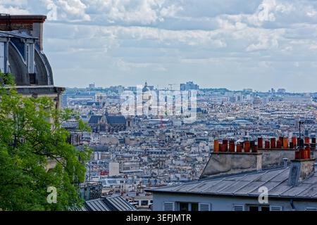 Paris, Frankreich. 20. August 2019: Panoramablick über die Dächer von Paris und die Gebäude der Stadt vom Montmartre-Hügel. Stockfoto