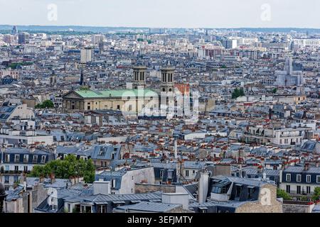 Paris, Frankreich. 20. August 2019: Großer Panoramablick über die Dächer von Paris und die Stadtviertel vom Montmartre-Hügel aus. Stockfoto