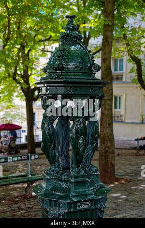 Paris, Frankreich. 20. August 2019: Nahaufnahme eines grünen Wallace-Brunnens im Pariser Viertel Montmartre. Stockfoto