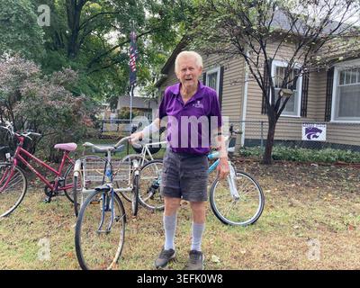 Larry Schwartz, 82, aus Abilene, Kansas, sagte, dass er Gott für Präsident Trump dankte, glaubt aber, dass die Bitte, ein Schwert aus der Dwight D. Eisenhower Presidential Library, Museum & Boyhood Home zu nehmen, „Bulle****“ war. (Eric Adler/The Kansas City Star/TNS/SIPA USA) Stockfoto