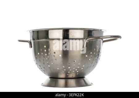 Metallsieb isoliert auf weißem Hintergrund, Nahaufnahme. Stockfoto