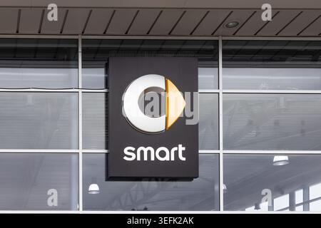 Firmenschilder des Smart Car-Händlers an einem Fenster. London, UK, 3. Juli 2024 Stockfoto