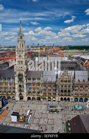 Vertikale Perspektive mit Blick auf das neue Rathaus und den platz von der Peterskirche in München, Bayern, Deutschland. Stockfoto