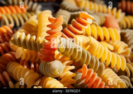 dreifarbige Pasta-Makrodetails in Großansicht Stockfoto