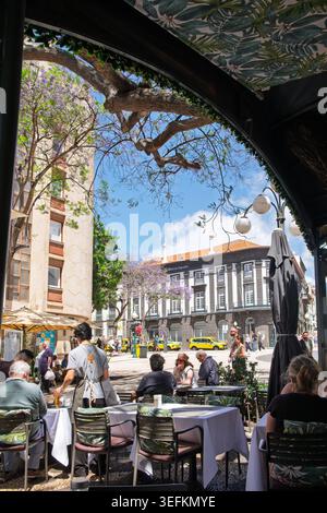 Funchal Madeira 9. Mai 2026 Blick von der Terrasse des Cafés im Freien mit Tischen mit weißen Tischdecken und Stühlen. Stockfoto