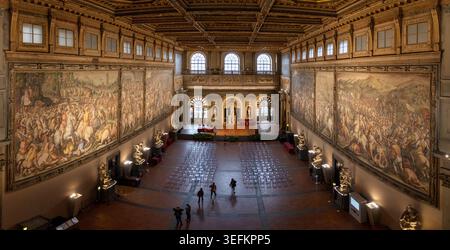 Florenz, Italien - 17. September 24: Großer Panoramablick auf den Salone dei Cinquecento mit großen Wandteppichen, Kassettendecke und Sitzanordnung im Inneren von PAL Stockfoto