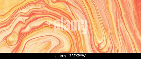 Helles Gold und pfirsichfarbener abstrakter flüssiger Kunsthintergrund mit Marmor-Textur-Effekt in Korallenacryl-Pour-Malerei-Stil. Stockfoto