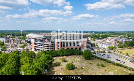 Tuscaloosa, AL – 17. April 2026: Drohnenansicht des Bryant-Denny-Stadions auf dem Campus der University of Alabama in Tuscaloosa, Alabama, bei Sonnenschein Stockfoto