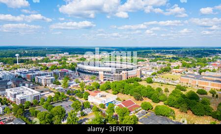 Tuscaloosa, AL – 17. April 2026: Foto der Skyline der großen Drohne mit dem Bryant-Denny Stadium und den umliegenden Gebieten von Tuscaloosa, Alabama. Stockfoto
