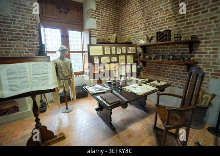 Dies ist ein rekonstruierter Arbeitsbereich, der Leonardo da Vincis Atelier im Château du Clos Lucé repräsentiert Stockfoto