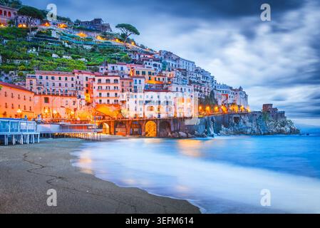 Amalfi, Italien. Stürmische Landschaft von Costa Amalfitana, lange Exposition in der Dämmerung. Stockfoto