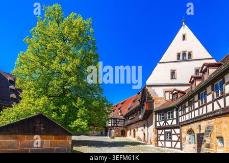 Malerischer Blick auf den mittelalterlichen Innenhof der Alten Hofhaltung mit traditionellen Fachwerkhäusern in Bamberg, Bayern Stockfoto